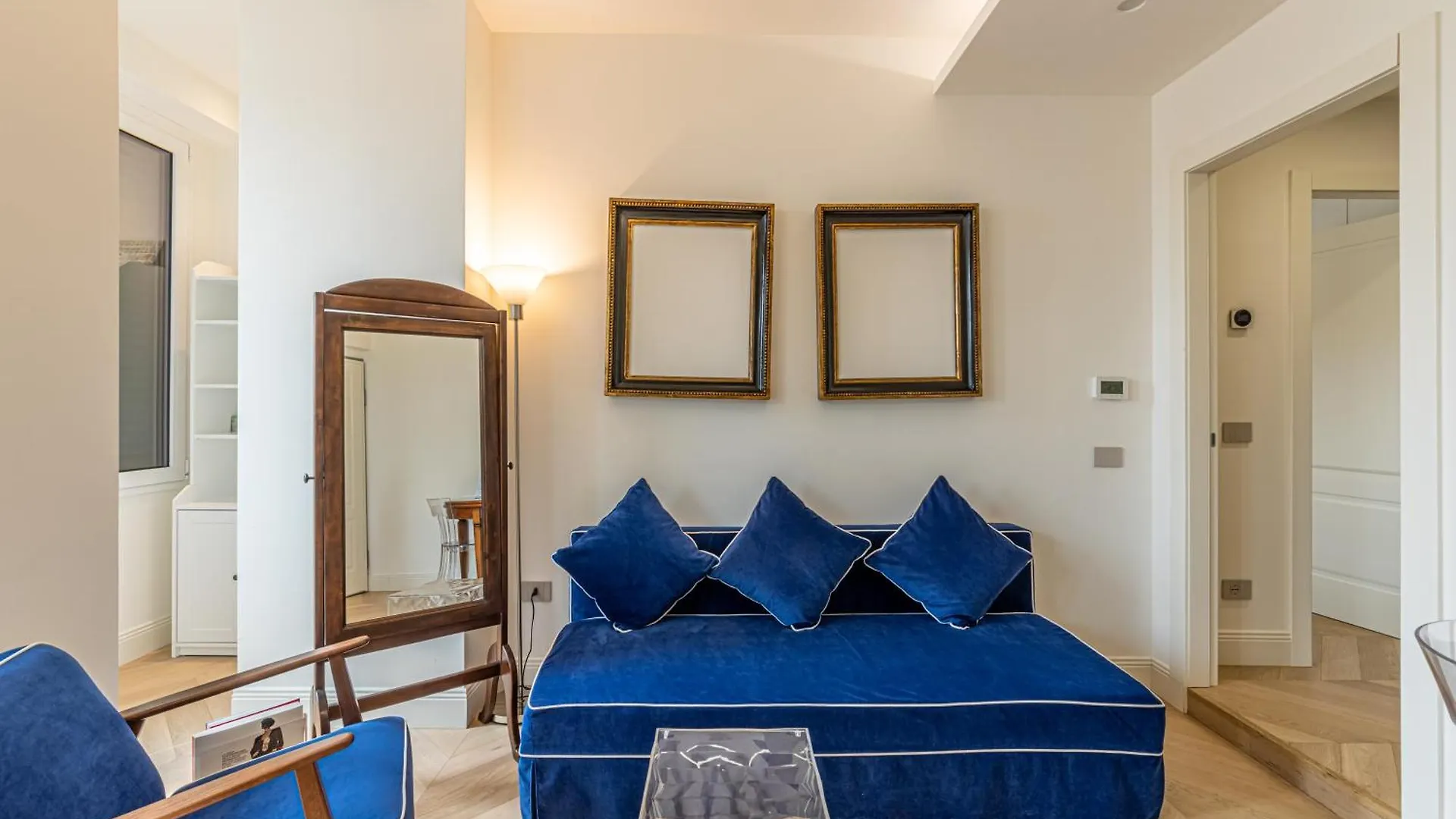 Montenapoleone - Charming Apartment Milan 0*,